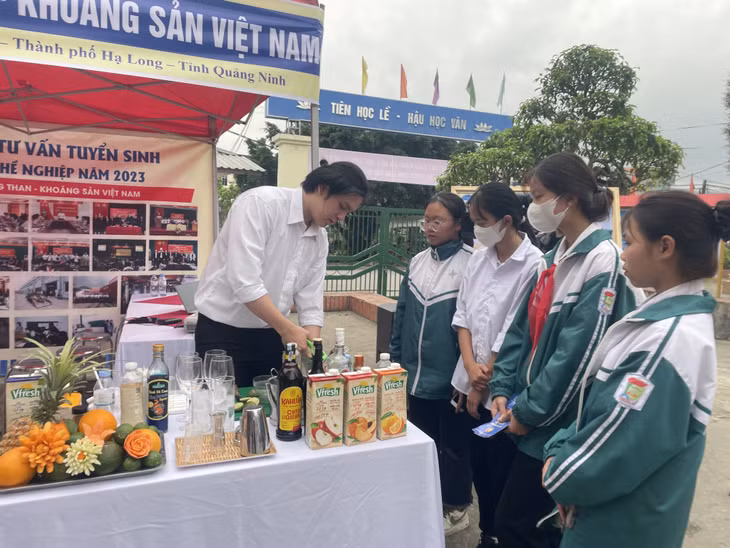 Học sinh Trường THCS Lê Lợi (TP Hạ Long) tham gia Ngày hội tuyển sinh, tháng 3/2023.