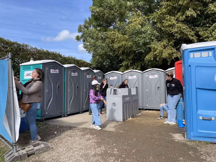 Các cabin tại Hội chợ Nông nghiệp Libramont để thu gom nước tiểu và xử lý thành chất kích thích tăng trưởng cho cây trồng, thay thế phân hóa học. Ảnh: Hương Giang - Phóng viên TTXVN tại Bỉ