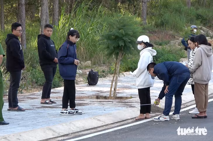 Cơ quan chức năng đưa những người liên quan đến hiện trường vụ việc - Ảnh: PHẠM NGÂN