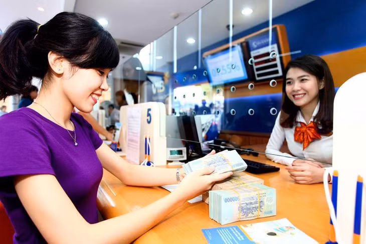 Tỷ giá USD/VND tăng mạnh, lãi suất tiền gửi VND giảm. (Ảnh: HH)