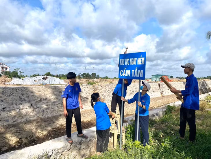 ĐVTN phường Hà An, TX Quảng Yên cắm biển khu vực nguy hiểm.