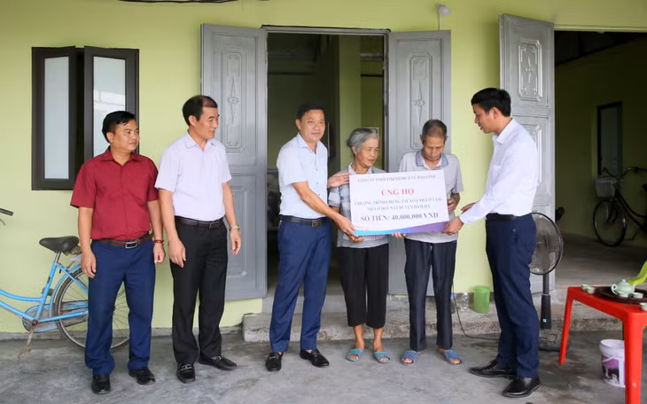 Lãnh đạo huyện, MTTQ huyện Đầm Hà, xã Dực Yên, đại diện Công ty TNHH Xây dựng và Dịch vụ thương mại Bảo Linh trao hỗ trợ 40 triệu đồng cho gia đình bà Nguyễn Thị Nhẫn (thôn Đông).