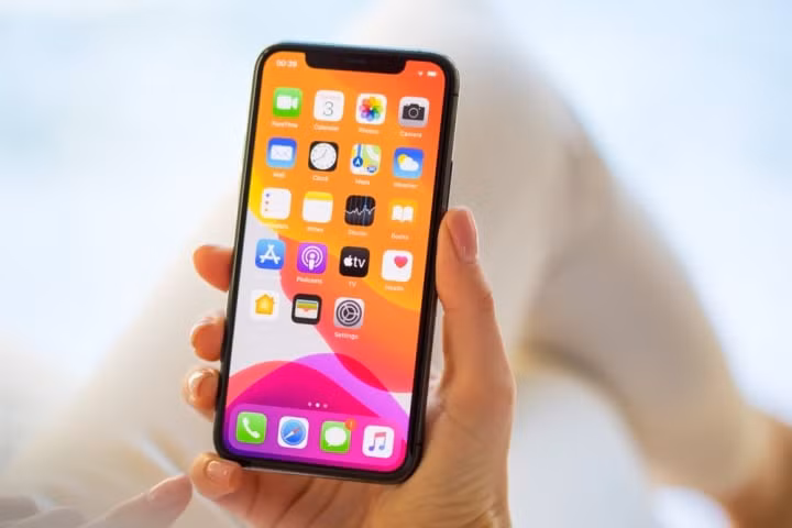 Bật tính năng kiểm tra ảnh nhạy cảm trên iPhone là một trong những cách bảo vệ trẻ khỏi nội dung không phù hợp lứa tuổi. (Ảnh minh họa: Shutterstock)