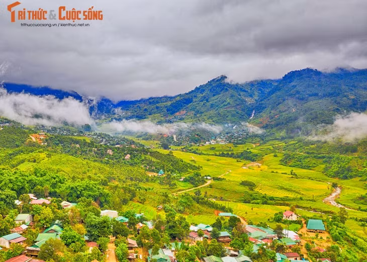 Tu Mơ Rông nằm ở phía đông bắc tỉnh Kon Tum, phía đông giáp huyện Kon Plong, phía Tây giáp huyện Ngọc Hồi, phía nam giáp hai huyện Đăk Tô và Đăk Hà, phía bắc giáp huyện Đăk Glei và huyện Nam Tra My (tỉnh Kon Tum).