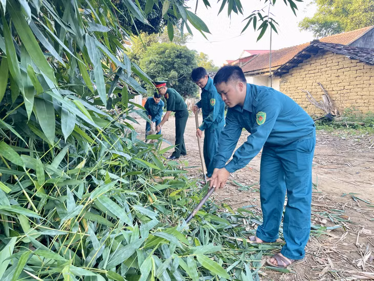 LLVT huyện Bình Liêu tham gia dọn dẹp vệ sinh môi trường tại xã Hoành Mô.