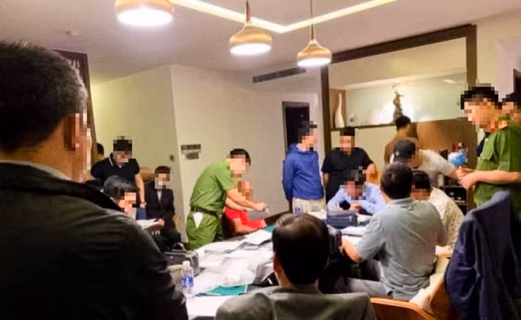 Cơ quan Công an kiểm tra, phát hiện, bắt quả tang nhóm đánh bạc dưới hình thức Poker.