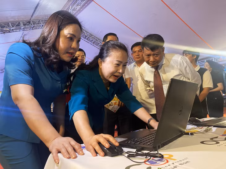 Các đại biểu đặt hàng sản phẩm OCOP qua Sàn thương mại điện tử OCOP Quảng Ninh.