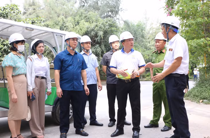 Đoàn kiểm tra, giám sát tham quan mô hình Nhà máy Xi măng Lam Thạch (Công ty CP Xi măng và Xây dựng Quảng Ninh). Ảnh chụp tháng 7/2023.