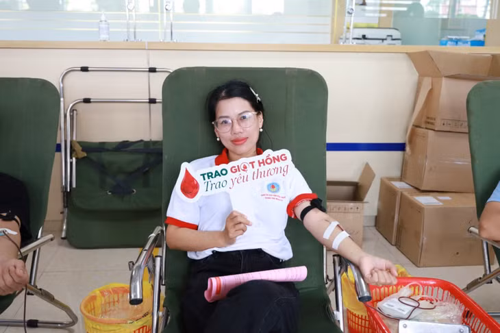 Chị Phùng Thị Hoa tham gia hiến máu tình nguyện