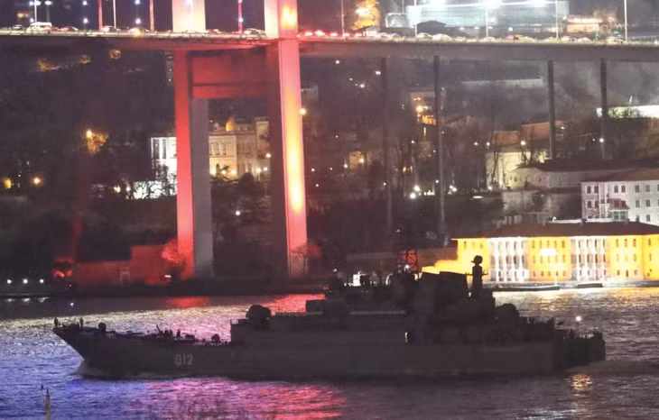 Tàu đổ bộ Olenegorsky Gornyak khi đang di chuyển qua eo biển Bosphorus trên đường tới Biển Đen. vào 9/2/2022. Ảnh: Reuters