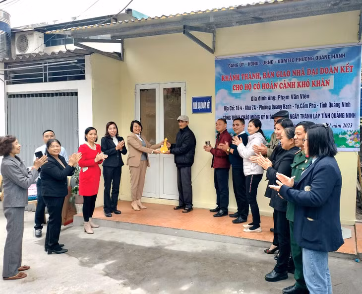 Đại diện phường Quang Hanh trao nhà cho ông Phạm Văn Viên, phường Quang Hanh
