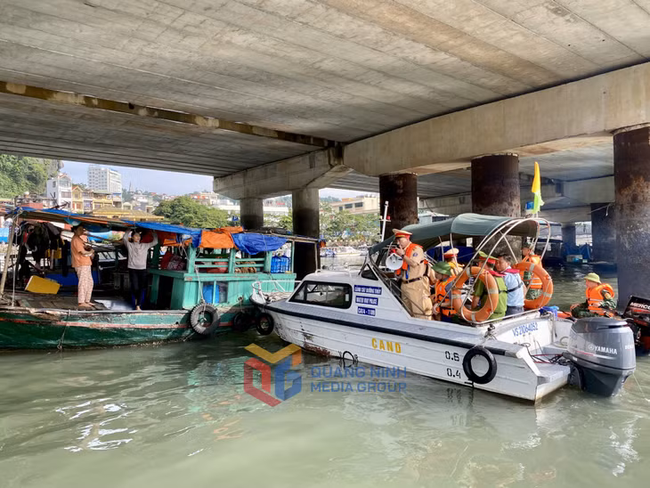 Lực lượng chức năng của thành phố yêu cầu các phương tiện thủy neo đậu khu vực cầu Bài Thơ 1 di chuyển về khu vực bến neo đậu tàu thuyền Cái Xà Cong (phường Hà Phong) và khu vực bến cá (phường Cao Xanh) để đảm bảo an ninh trật tự, vệ sinh môi trường.