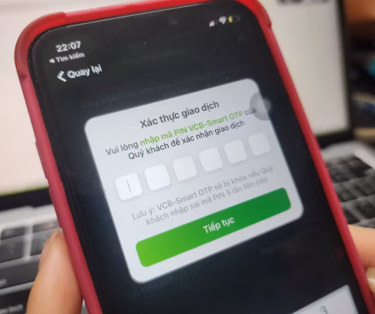 Hàng loạt vụ việc mất tiền trong tài khoản do để lộ mã OTP. Ảnh: Trí Minh