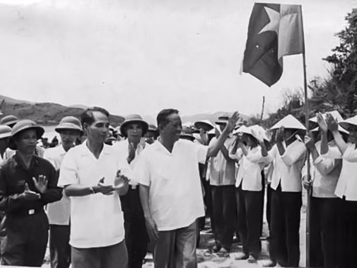 Đồng chí Lê Duẩn, Tổng Bí thư Ban Chấp hành Trung ương Đảng đến thăm quân và dân đảo Ngọc Vừng, huyện Vân Đồn (Cẩm Phả huyện cũ). Ảnh tư liệu