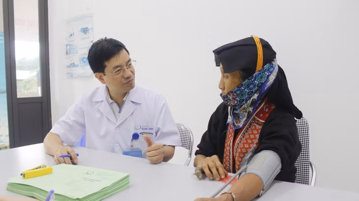 Bác sĩ Đỗ Duy Long, Phó Giám đốc Bệnh viện Sản Nhi Quảng Ninh tham gia khám bệnh lưu động cho người dân xã Tân Dân (TP Hạ Long). Ảnh: Fanpage Bệnh viện Sản Nhi Quảng Ninh