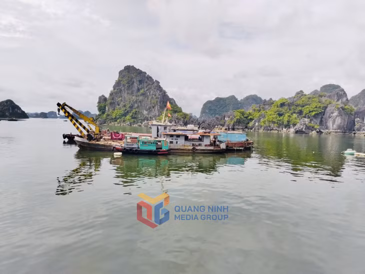 Sau khi được Đội Kiểm tra trật tự đô thị và môi trường thành phố tuyên truyền, sáng 23/8, tàu của Trung tâm Cứu nạn (thuộc Sở Văn hoá và Thể thao tỉnh) đã di dời về khu vực neo đậu theo quy định. Ảnh do đơn vị cung cấp