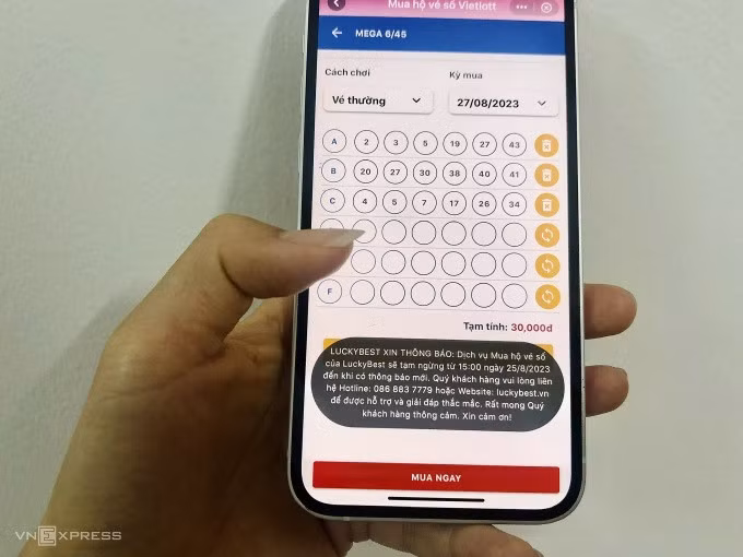 Dịch vụ "mua hộ vé số Vietlott" trên ứng dụng của một ví điện tử, vừa tạm thời dừng từ hôm nay, 25/8. Ảnh: Quỳnh Trang.