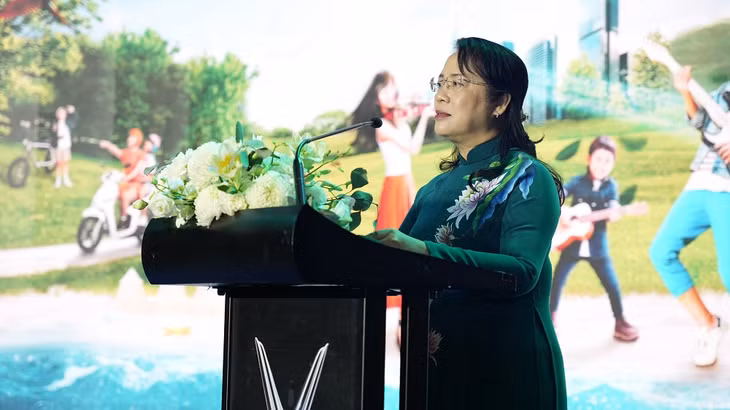 Bà Trần Kim Yến, Chủ tịch Ủy ban Mặt trận Tổ quốc Việt Nam TP Hồ Chí Minh phát biểu hưởng ứng.
