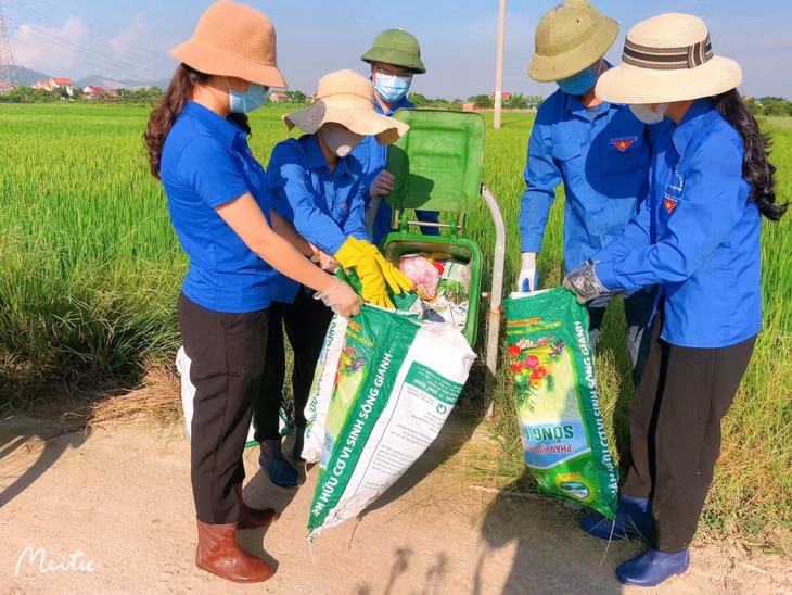 Đoàn viên thanh niên Đông Triều thu gom vỏ bao thuốc bảo vệ thực vật. Ảnh: Thanh Hằng