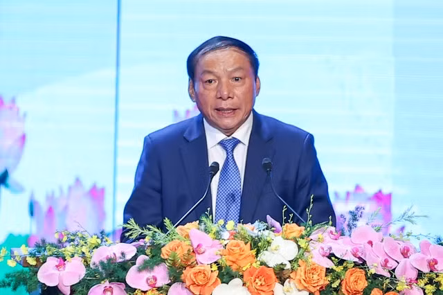 Bộ trưởng Bộ VHTTDL Nguyễn Văn Hùng đọc thư chúc mừng Hội nghị của Tổng Bí thư Nguyễn Phú Trọng - Ảnh: VGP/Nhật Bắc
