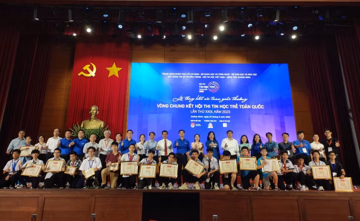 Ban tổ chức cuộc thi chụp ảnh lưu niệm với thí sinh.