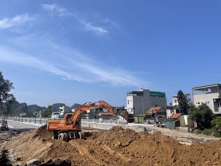 Dự án đầu tư xây dựng cải tạo tuyến đường, mương giáp ranh phường Cẩm Đông và Cẩm Bình (TP Cẩm Phả) đang được đẩy nhanh tiến độ thi công, sau khi hoàn thiện sẽ góp phần đảm bảo thoát nước mùa mưa bão.