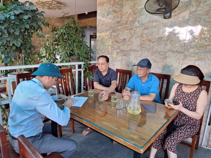 Phường Hồng Hải tổ chức cho hộ kinh doanh ký cam kết không lấn chiếm lòng đường, vỉa hè, đảm bảo trật tự đô thị và trật tự an toàn giao thông, vệ sinh môi trường