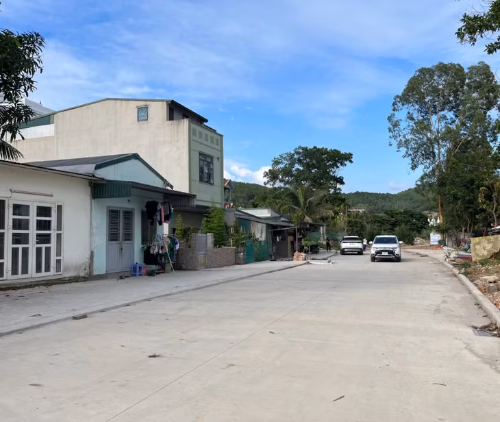Con đường mới giáp khu dân cư thuộc khu 4A và khu đô thị BIM (phường Hùng Thắng) rộng rãi, khang trang, giúp người dân đi lại dễ dàng.