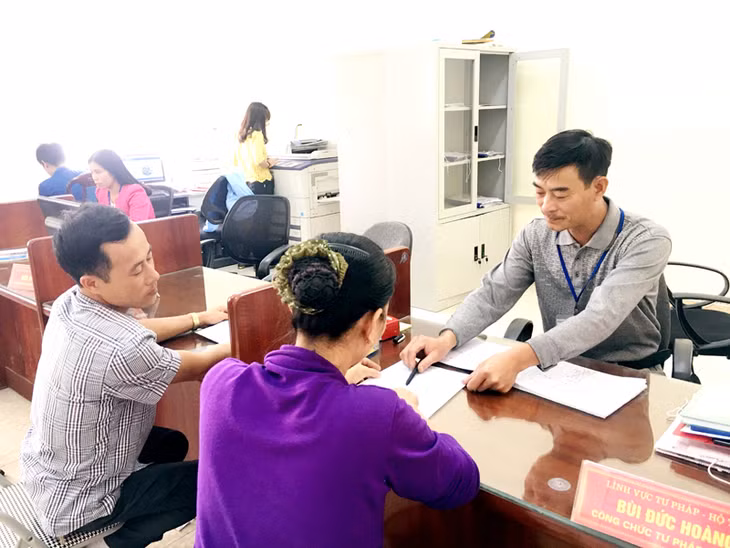 Cán bộ Bộ phận tiếp nhận và trả kết quả hiện đại xã Hiệp Hoà (TX Quảng Yên) hướng dẫn công dân đến giải quyết thủ tục hành chính, năm 2017.