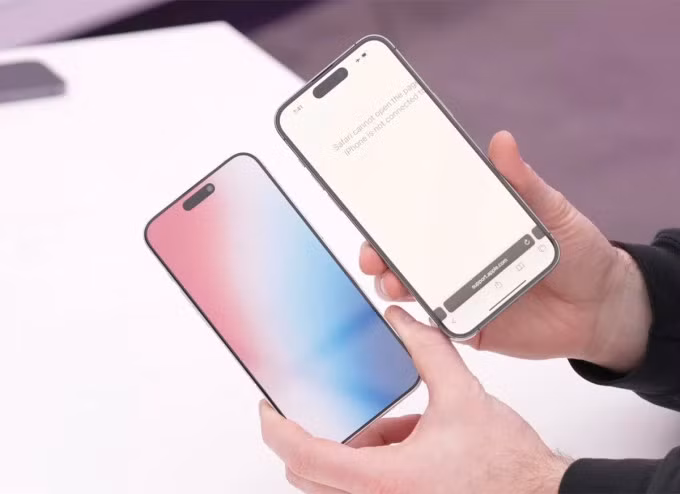 Viền màn hình trên mô hình iPhone 15 Pro (trái) mỏng hơn. Ảnh: Unbox Therapy