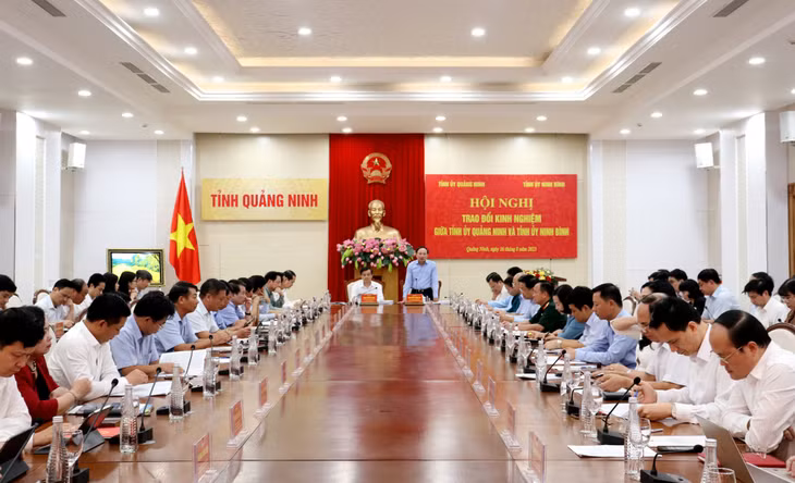 Quang cảnh buổi làm việc.