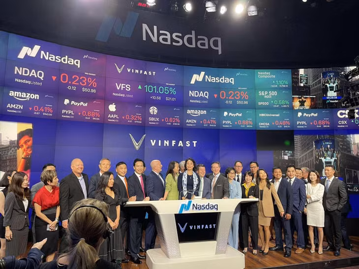 Đại diện VinFast và đại diện Sàn giao dịch chứng khoán Nasdaq tại Lễ niêm yết cổ phiếu của VinFast. Ảnh: Quang Huy/TTXVN