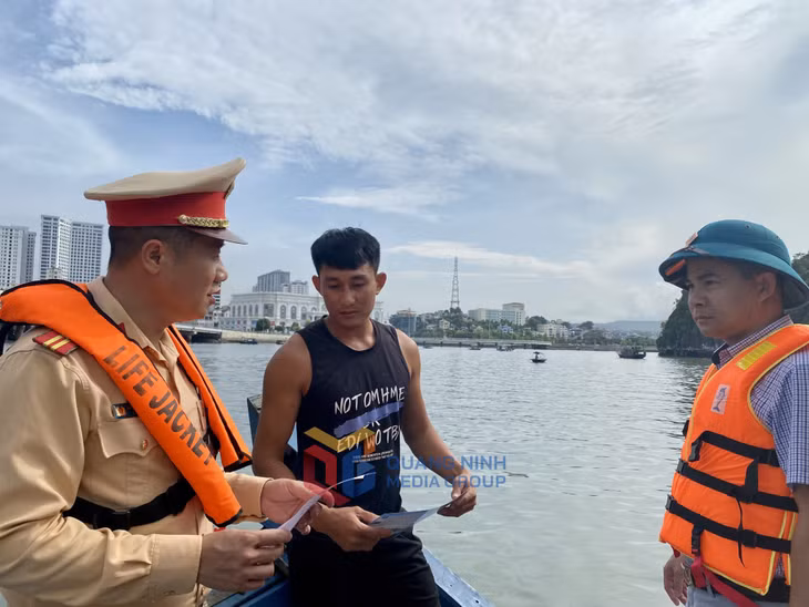 Lực lượng chức năng TP Hạ Long tuyên truyền cho các chủ tàu về các quy định cấm đánh bắt thủy sản trên vùng biển Vịnh Hạ Long.