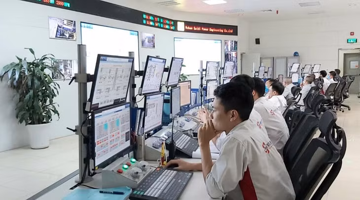 Cán bộ Trung tâm điều khiển, Công ty CP Nhiệt điện Thăng Long, theo dõi các chỉ số về môi trường trong sản xuất. Ảnh: Trung Anh