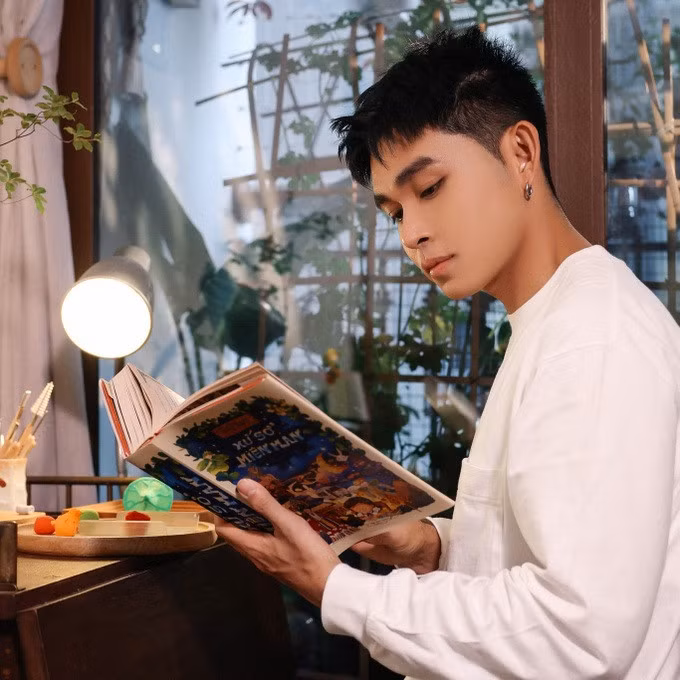 Jun Phạm hiện sống một mình trong căn hộ ở TPHCM (Ảnh: Facebook nhân vật).