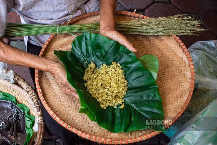 Hương cốm thơm nức lan tỏa khắp các con phố Hà Nội vào thu. Ảnh: Hải Nguyễn