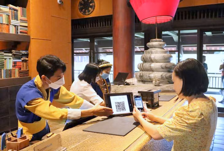 Du khách quét mã QR tìm hiểu thông tin, lựa chọn các dịch vụ tiện ích tại Khu nghỉ dưỡng Legacy Yên Tử (TP Uông Bí).