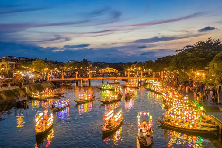 Vào buổi tối, ánh sáng của vô số chiếc đèn lồng khiến Hội An như khoác không gian cổ tích. (Ảnh: SCMP)