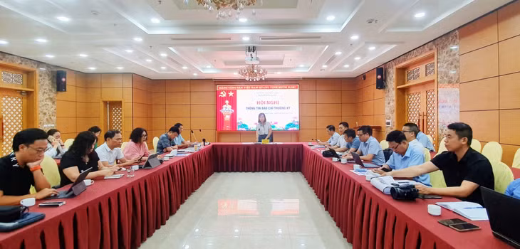 Đồng chí Phạm Thùy Dương, Phó trưởng Ban Tuyên giáo Tỉnh ủy, phát biểu tại hội nghị.