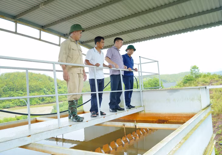 Chi cục Thủy lợi (Sở NN&amp;PTNT) kiểm tra công trình nước tại TP Móng Cái do Công ty MTV Thủy lợi Miền Đông quản lý.