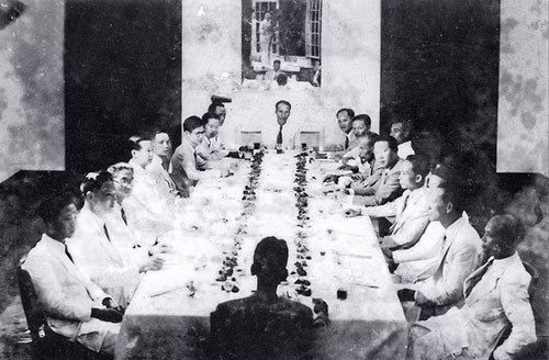 Ngày 3/9/1945, Chính phủ lâm thời đã họp phiên đầu tiên, đặt ra những vấn đề cấp bách, trong đó quyết tâm chiến đấu với “giặc đói,” “giặc dốt,” nhanh chóng tiến hành cuộc Tổng tuyển cử với chế độ phổ thông đầu phiếu để từ đó soạn thảo một bản Hiến pháp cho nước Việt Nam Dân chủ Cộng hòa mới ra đời. (Ảnh: TTXVN)