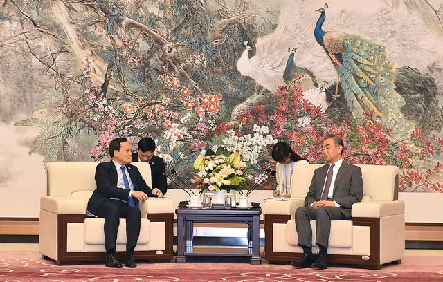 Phó Thủ tướng Trần Lưu Quang và đồng chí Vương Nghị bày tỏ vui mừng, đánh giá cao xu thế phát triển và những thành quả tích cực trong quan hệ Việt Nam-Trung Quốc thời gian qua - Ảnh: VGP/Hải Minh