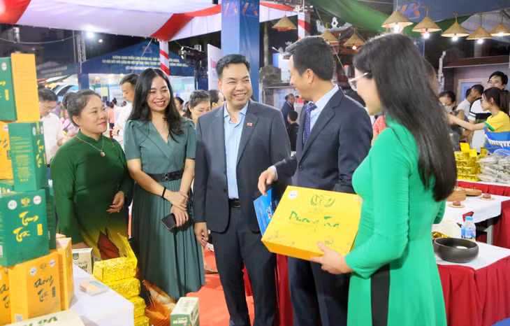 Các vị đại biểu tham quan không gian trưng bày các sản phẩm đặc trưng, tiêu biểu, có giá trị cao, có tiềm năng xuất khẩu của Hà Nội và các tỉnh vùng đồng bằng sông Hồng.