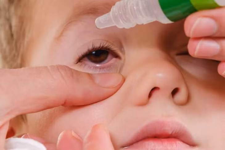 Rửa sạch tay bằng xà phòng và nước ấm trước khi nhỏ thuốc đau mắt cho trẻ