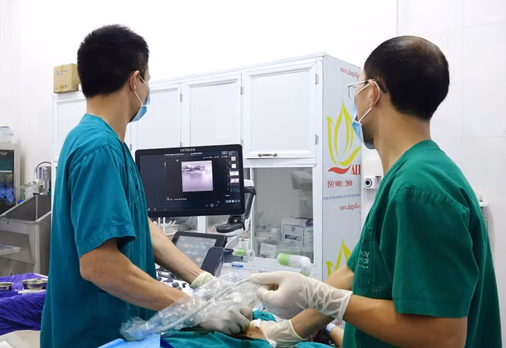 Các bác sĩ lĩnh vực điện quang can thiệp tại Bệnh viện Bãi Cháy thực hiện kỹ thuật hút u vú lành tính bằng chân không dưới hướng dẫn của siêu âm (VABB).