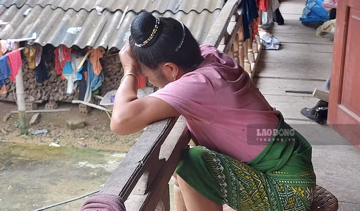 Vợ của Trưởng bản Co Pục - Lường Văn Dũng đang đau đớn và liên tục kêu khóc. (Ảnh chụp sáng 25.8).