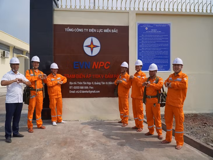 Niềm vui của những người thợ điện khi hoàn thành đóng điện nghiệm thu công trình mới, đảm bảo cung cấp điện cho nhân dân.