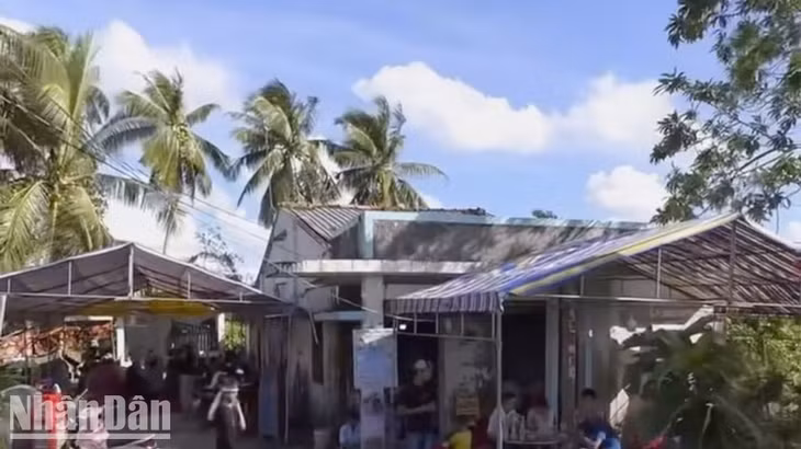 Gia đình lo hậu sự cho vợ chồng bị điện giật tử vong.