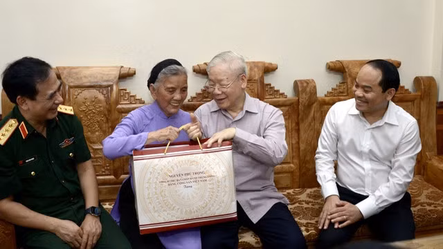 Tổng Bí thư Nguyễn Phú Trọng cùng đoàn công tác tới thăm tặng quà gia đình bà Bạch Thị Khôi cán bộ tiền Khởi nghĩa tại thành phố Lạng Sơn - Ảnh: VOV