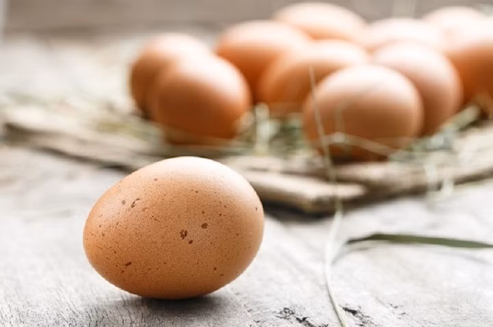 Không nên mua khi trứng xuất hiện những dấu hiệu này: Có các đốm đen, màu nhợt nhạt.